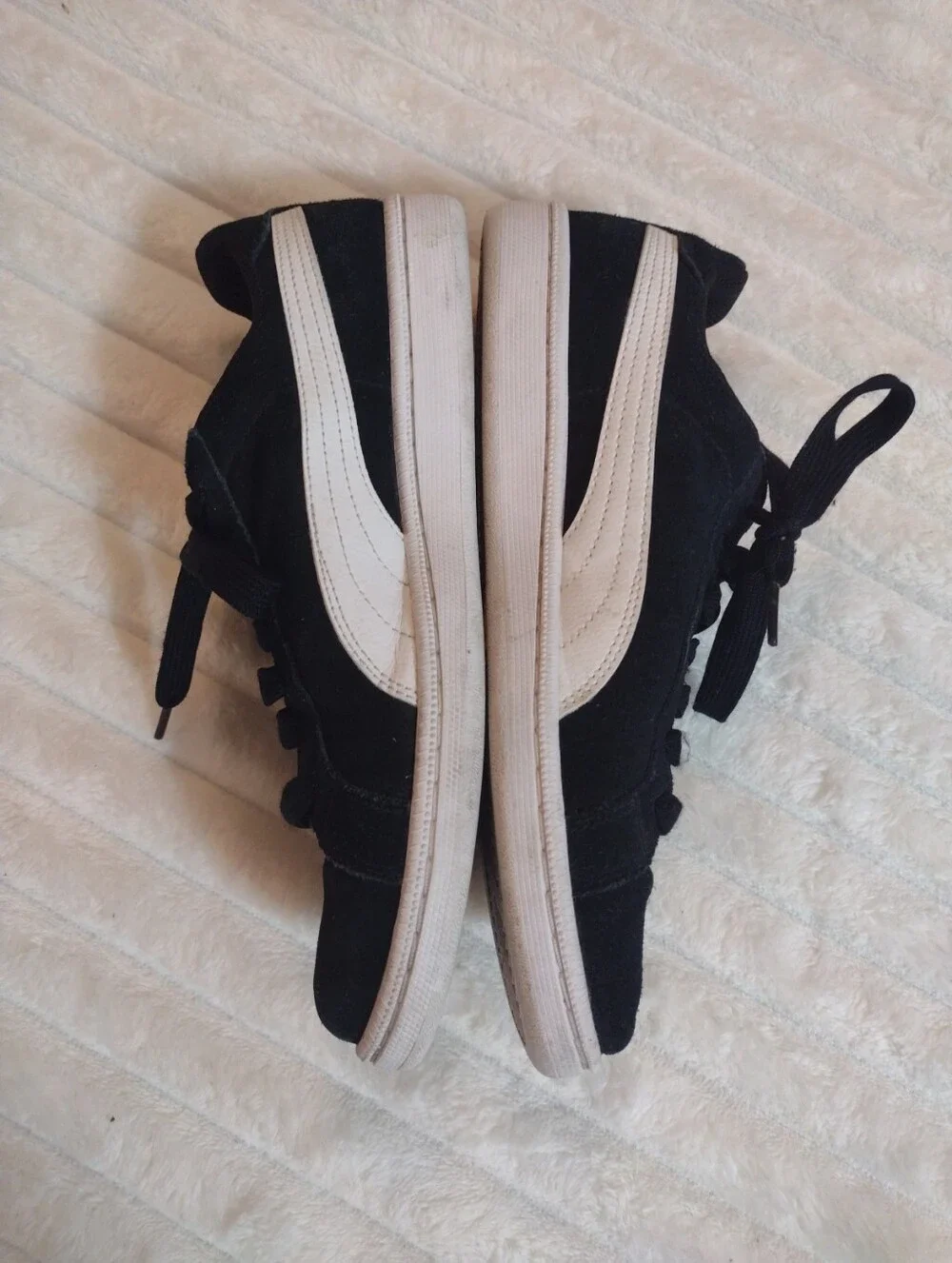 Puma Suede Sneakers Womens 8 Black White SoftFoam Comfort Low Athletic Shoe